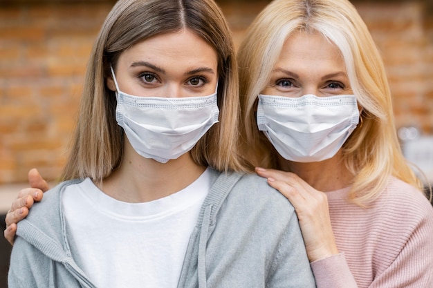 Vista frontal de la mujer en el salón con máscaras médicas.