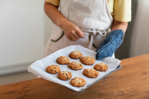 Foto gratuita vista frontal mujer senior cocinando en casa