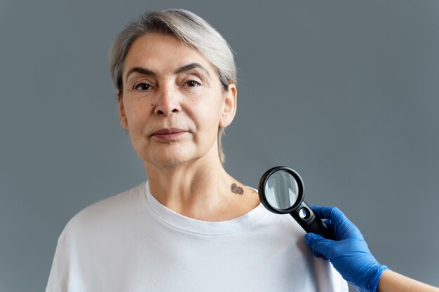 Vista frontal mujer senior con melanoma