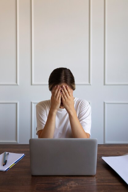 Vista frontal mujer con síndrome del impostor