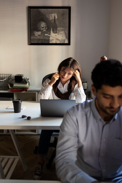 Vista frontal de mujer con síndrome de impostor