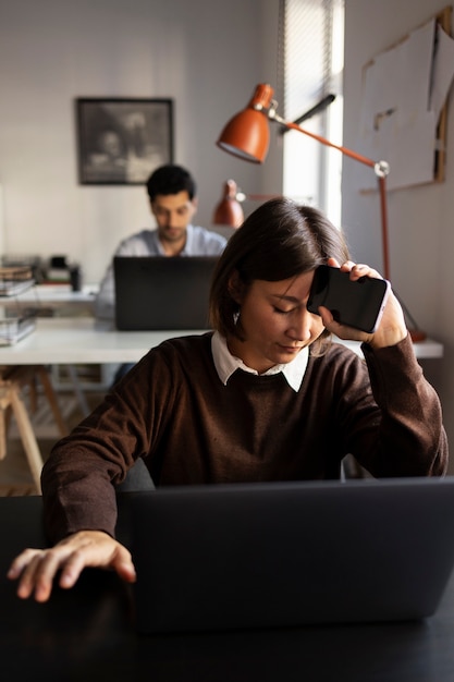 Vista frontal de mujer con síndrome de impostor