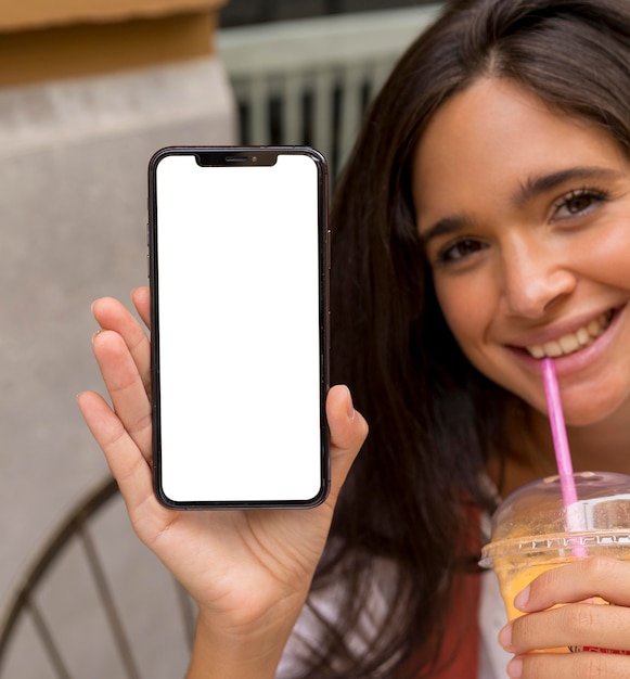 Vista frontal de la mujer con smartphone y espacio de copia