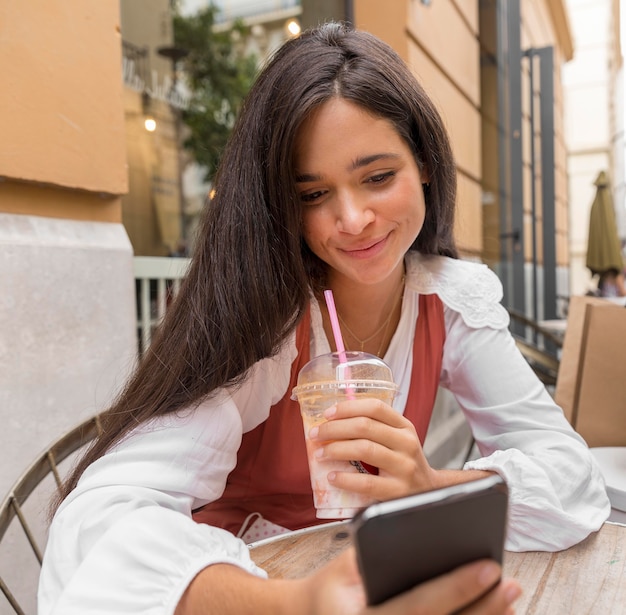 Vista frontal, de, mujer, con, smartphone