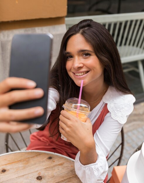 Vista frontal, de, mujer, con, smartphone