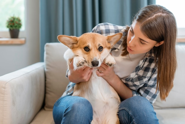 Vista frontal de la mujer en el sofá con su perro