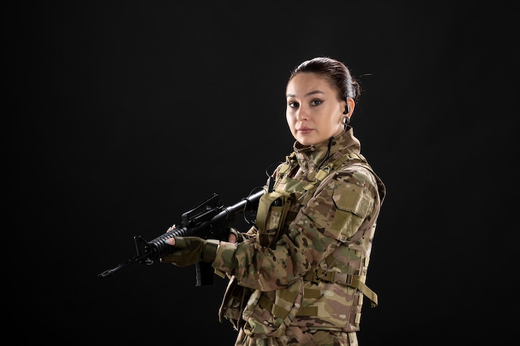 Foto gratuito vista frontal mujer soldado en uniforme con rifle en pared negra