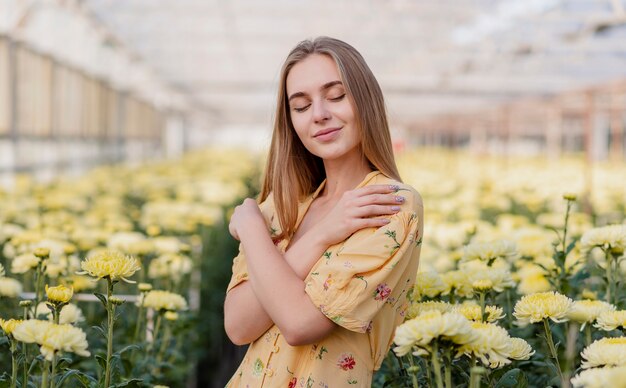 Vista frontal mujer soñadora con fondo floral