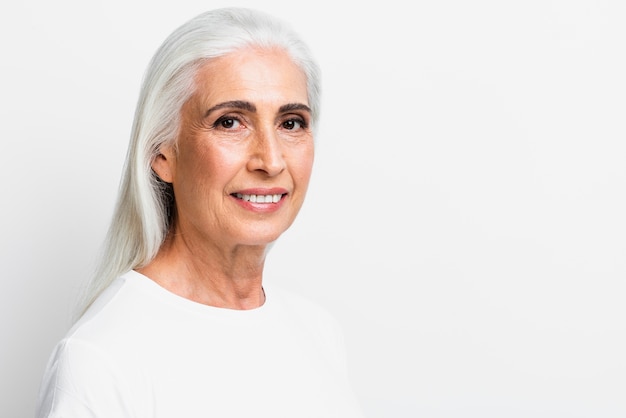 Vista frontal mujer sonriendo a la cámara