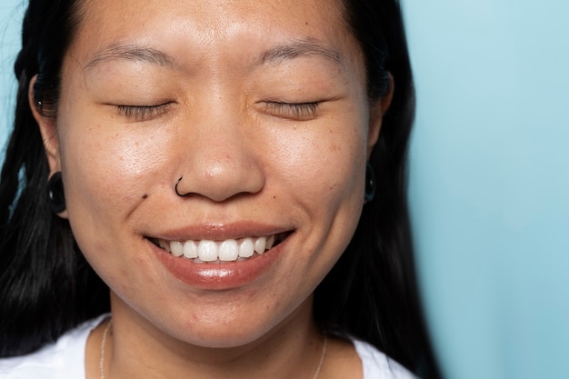 Foto gratuita vista frontal mujer sonriente con anillo en la nariz