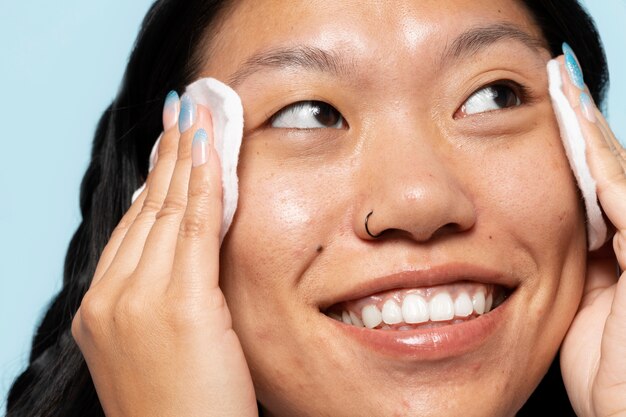 Foto gratuita vista frontal mujer sonriente con anillo en la nariz