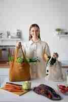 Foto gratuita vista frontal mujer sonriente con bolsas de mano