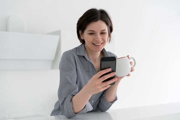 Foto gratuita vista frontal de la mujer sonriente con café