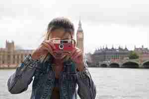 Foto gratuita vista frontal mujer sonriente con cámara de fotos