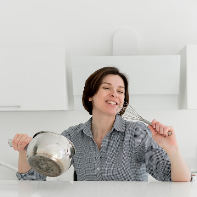 Vista frontal de la mujer sonriente en casa