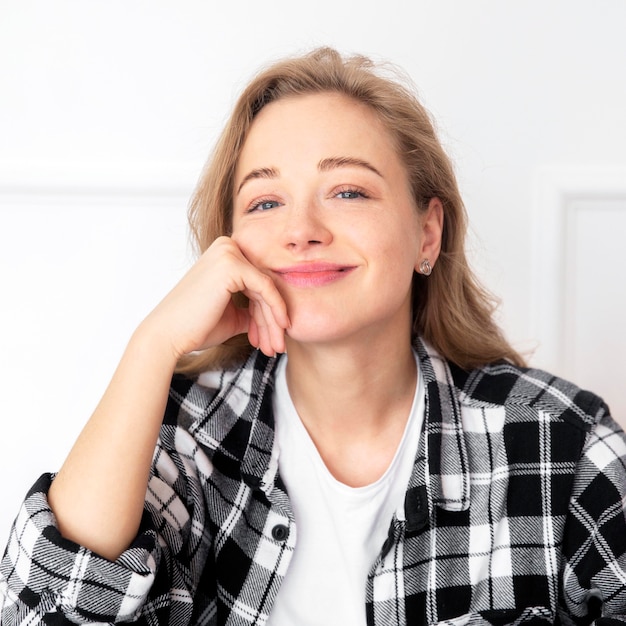 Vista frontal de la mujer sonriente en casa