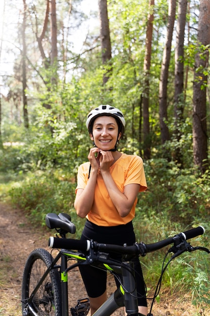 Vista frontal mujer sonriente con casco