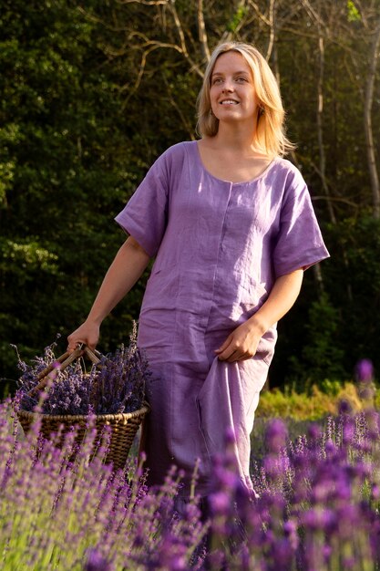 Vista frontal mujer sonriente con cesta de lavanda