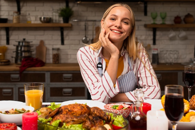 Vista frontal de la mujer sonriente en la cocina