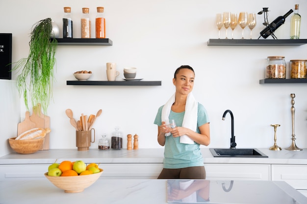 Vista frontal mujer sonriente en la cocina