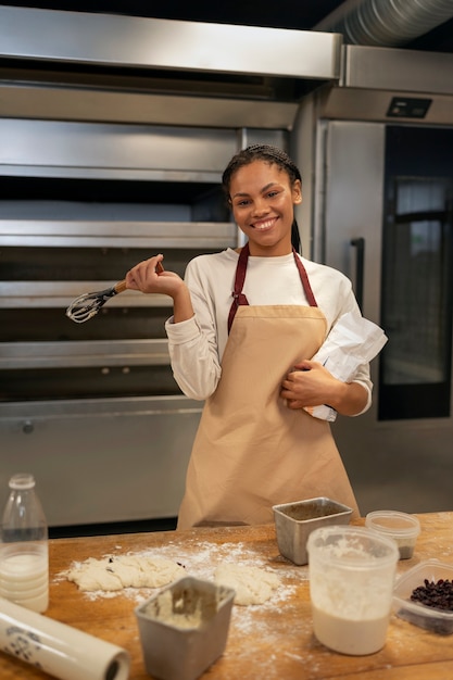 Foto gratuita vista frontal mujer sonriente en la cocina