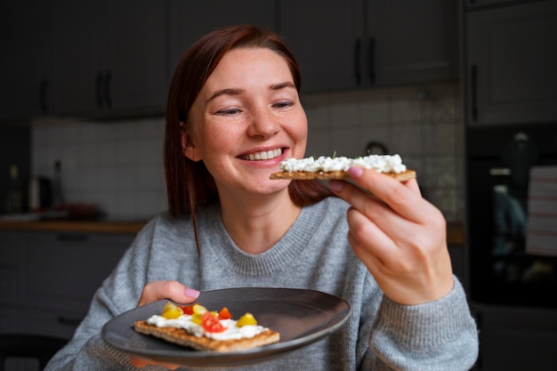 Vista frontal mujer sonriente con delicioso queso