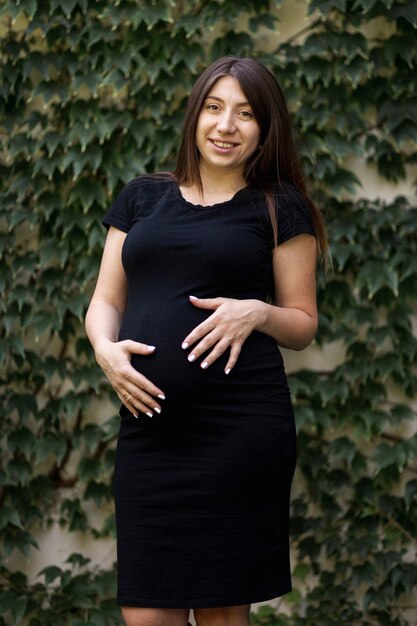 Vista frontal mujer sonriente durante el embarazo