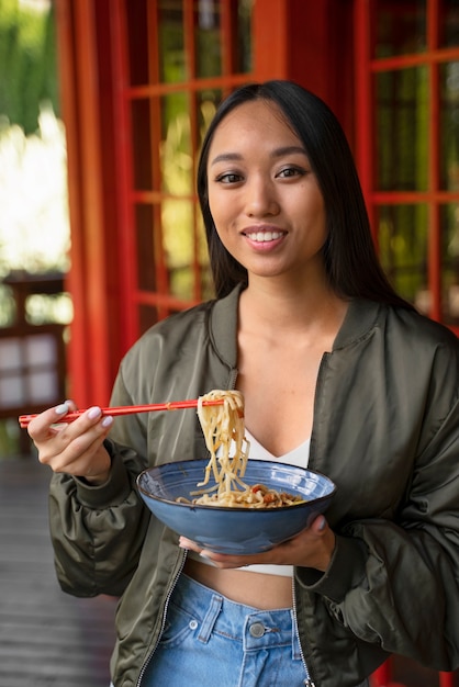 Foto gratuita vista frontal mujer sonriente con fideos