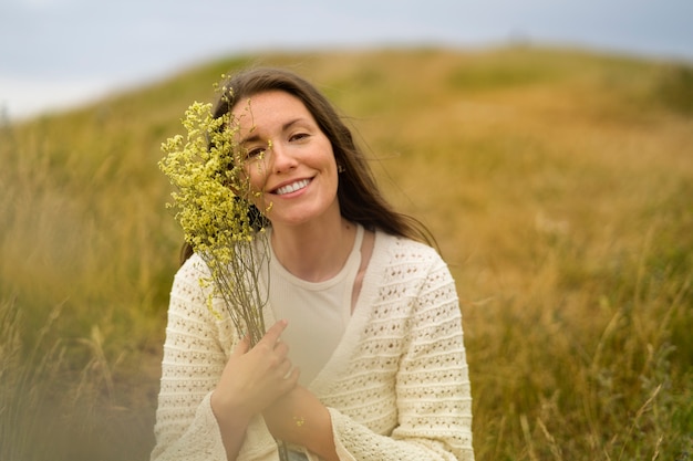 Foto gratuita vista frontal mujer sonriente con flores