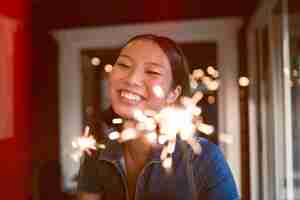 Foto gratuita vista frontal mujer sonriente con fuegos artificiales