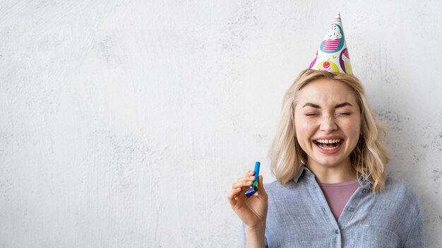 Vista frontal de la mujer sonriente con gorro de fiesta y espacio de copia