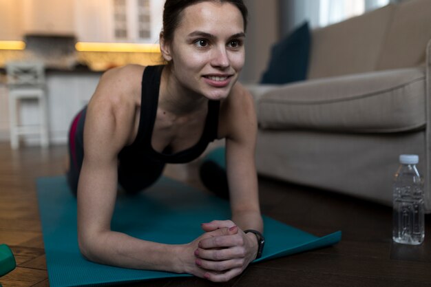 Vista frontal de la mujer sonriente haciendo ejercicio