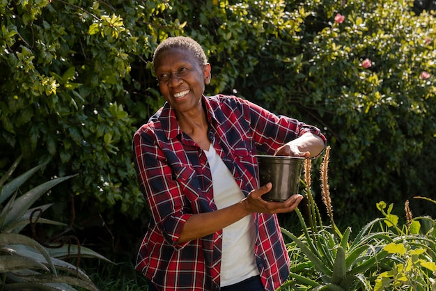 Foto gratuita vista frontal mujer sonriente en el jardín