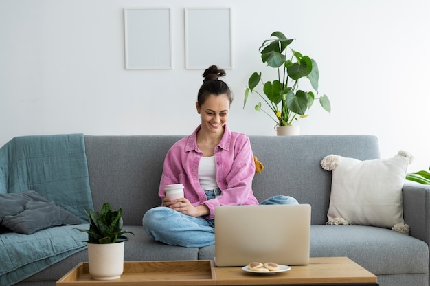 Vista frontal mujer sonriente con laptop