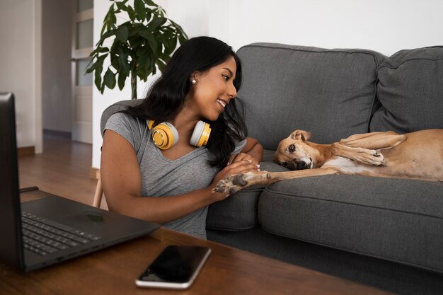 Vista frontal mujer sonriente con lindo perro