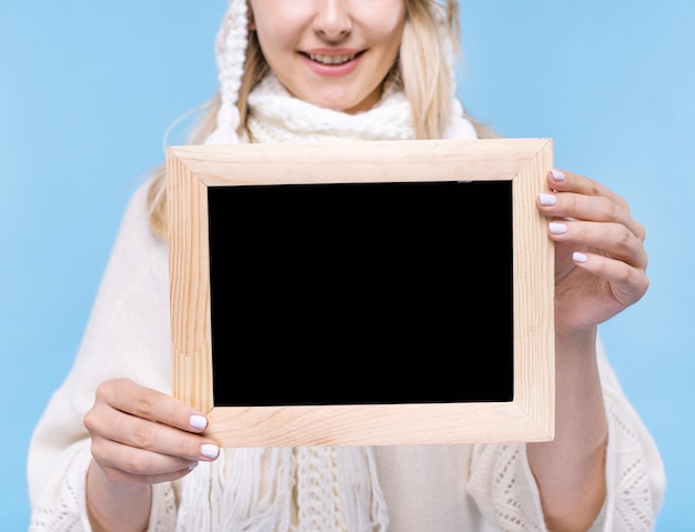 Foto gratuita vista frontal mujer sonriente con maqueta