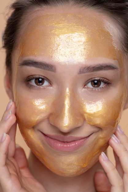 Foto gratuita vista frontal mujer sonriente con mascarilla dorada