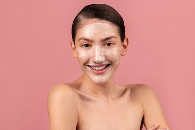 Vista frontal mujer sonriente con mascarilla