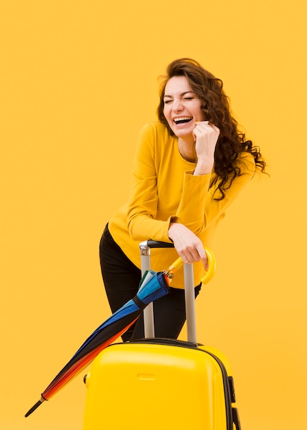 Vista frontal de mujer sonriente mujer