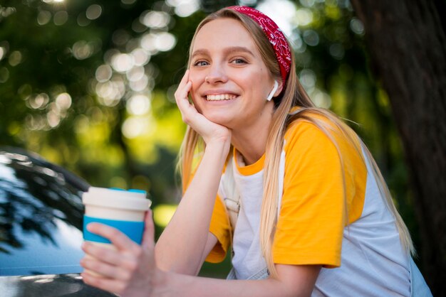 Vista frontal de la mujer sonriente en la naturaleza