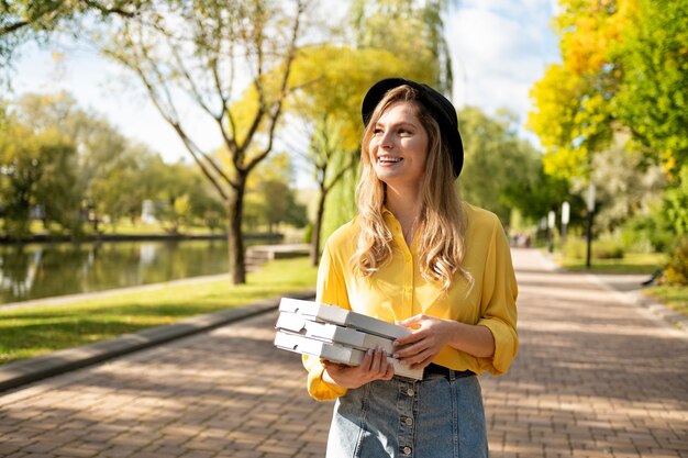 Vista frontal mujer sonriente con pizza