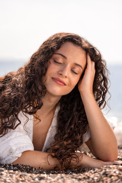 Foto gratuita vista frontal mujer sonriente en la playa