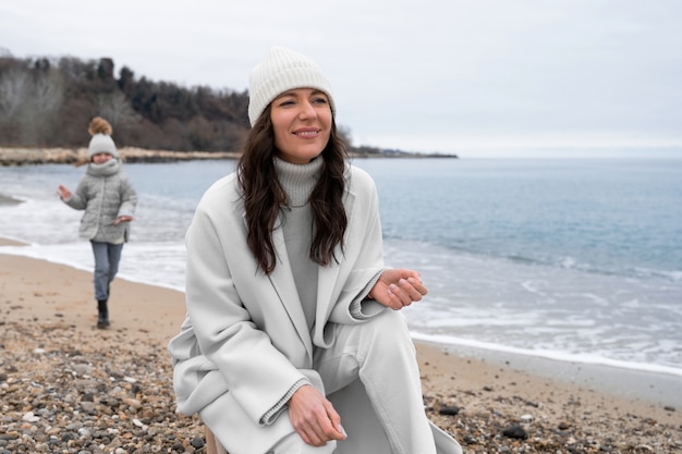 Foto gratuita vista frontal mujer sonriente en la playa