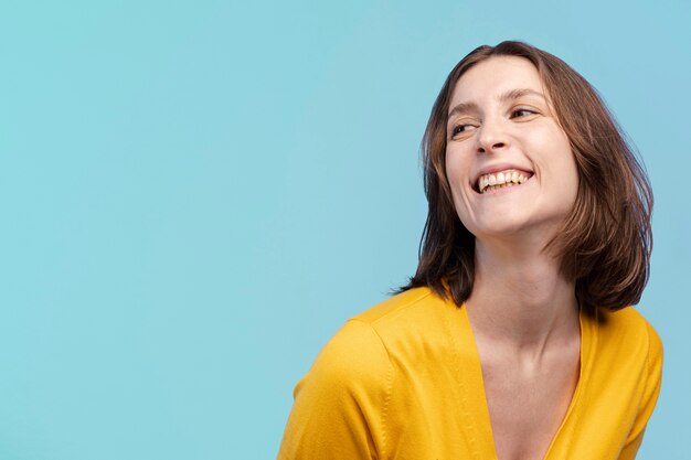 Foto gratuita vista frontal de la mujer sonriente posando con espacio de copia