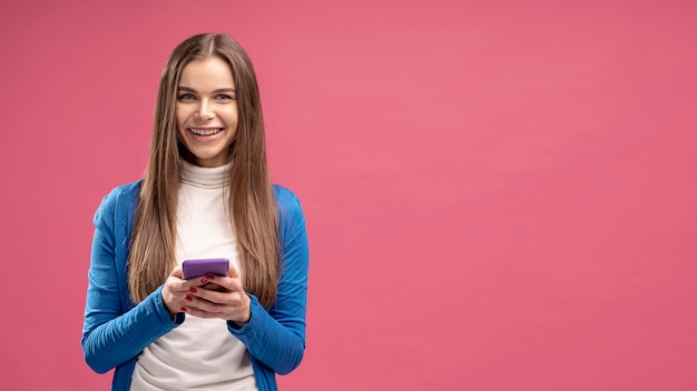 Foto gratuita vista frontal de la mujer sonriente con smartphone