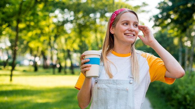 Vista frontal de la mujer sonriente con taza