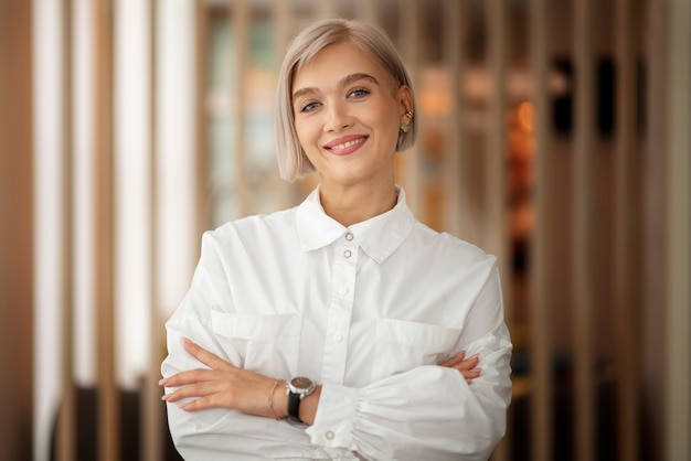 Foto gratuita vista frontal mujer sonriente en el trabajo