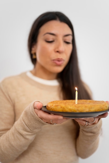 Foto gratuita vista frontal mujer soplando vela