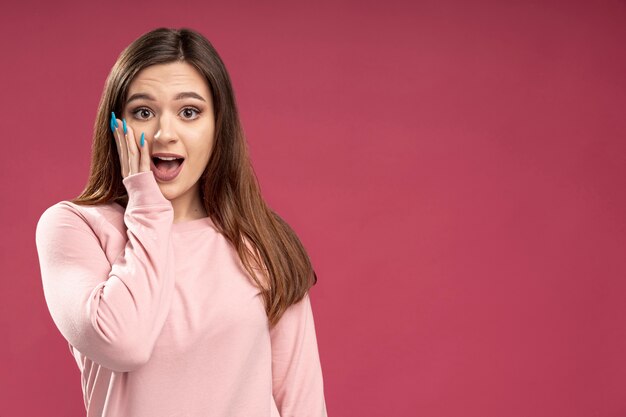 Vista frontal de la mujer sorprendida con espacio de copia