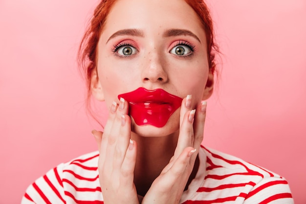 Vista frontal de una mujer sorprendida usando un parche en los labios